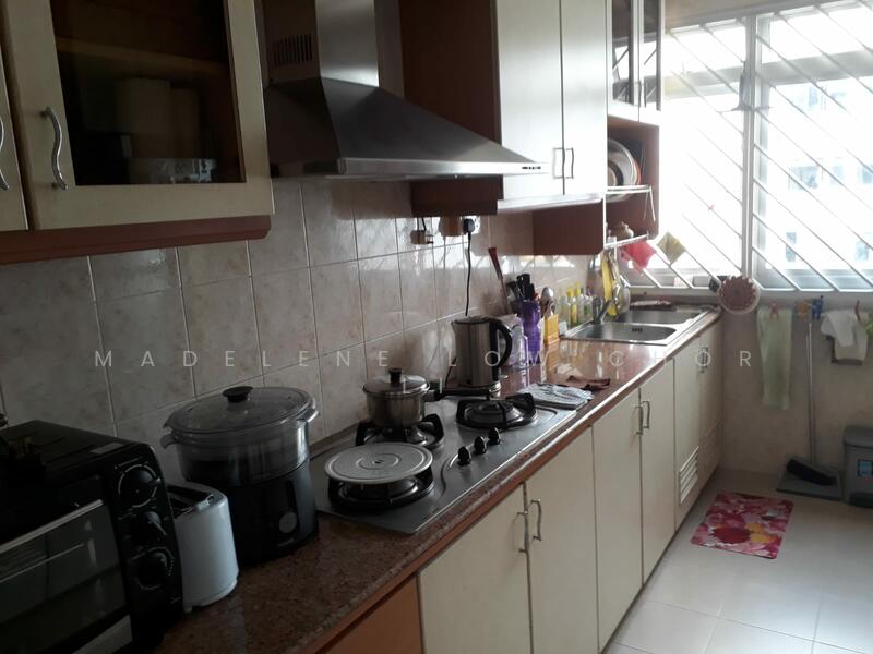 Shared Kitchen (with fridge and washing machine). Light Cooking allowed.