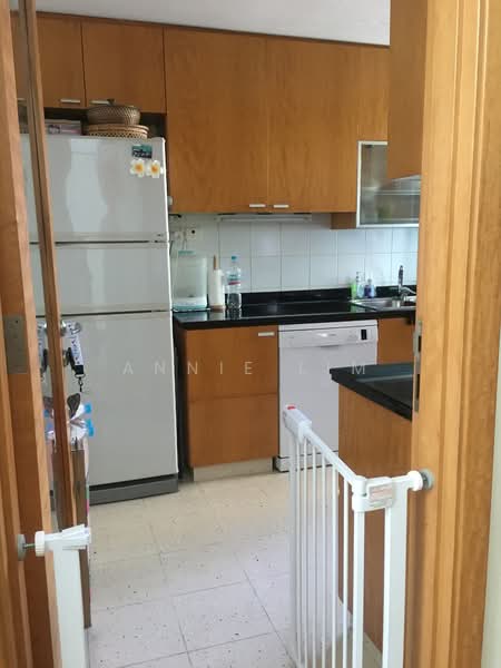 BRIGHT KITCHEN WITH BIG FRIDGE & DISHWASHER