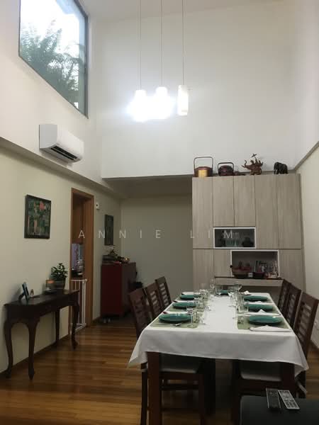 BRIGHT DINING AREA WITH DOUBLE-VOLUME CEILING