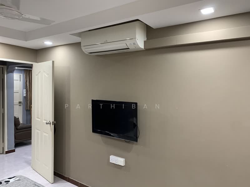 349 Bukit Batok Street 34, 349 Bukit Batok Street 34, 3 Bedrooms, 904 sqft, HDB Flat For Sale, by Parthiban R, 23135739 - Master bedroom - PropertyGuru.com.sg