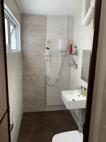 349 Bukit Batok Street 34, 349 Bukit Batok Street 34, 3 Bedrooms, 904 sqft, HDB Flat For Sale, by Parthiban R, 23135739 - Master toilet - PropertyGuru.com.sg
