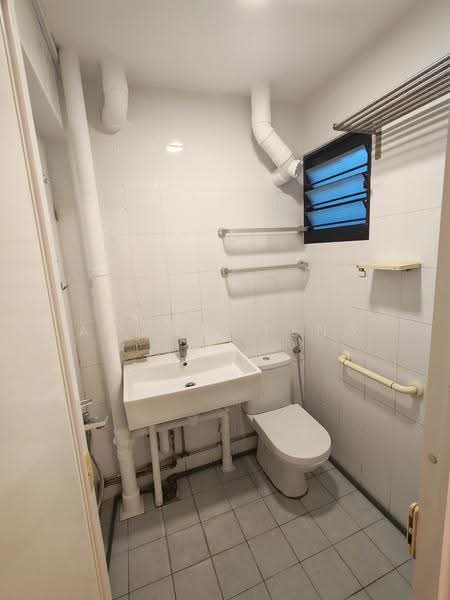 42 Cambridge Road, 42 Cambridge Road, Farrer Park / Serangoon Rd, 3 Bedrooms, 990 sqft, HDB Flat For Rent, by Angela Peng, 23146090 - Bathroom - PropertyGuru.com.sg