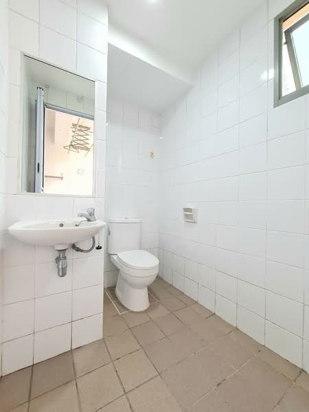 Aspen Heights, 261 River Valley Road, 4 Bedrooms, 1,582 sqft, Condominium For Rent, by Jeck Ng, 23183524 - Bathroom at Service Yard - PropertyGuru.com.sg