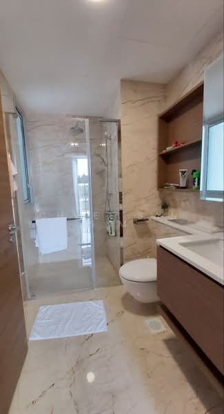 Queens Peak, Dundee Road, 2 Bedrooms, 807 sqft, Condominium For Rent, by Chwee San Sim, 23185248 - Common bathroom. - PropertyGuru.com.sg