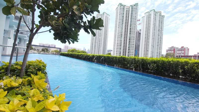 Queens Peak, Dundee Road, 2 Bedrooms, 807 sqft, Condominium For Rent, by Chwee San Sim, 23185248 - All inviting lap pool. - PropertyGuru.com.sg