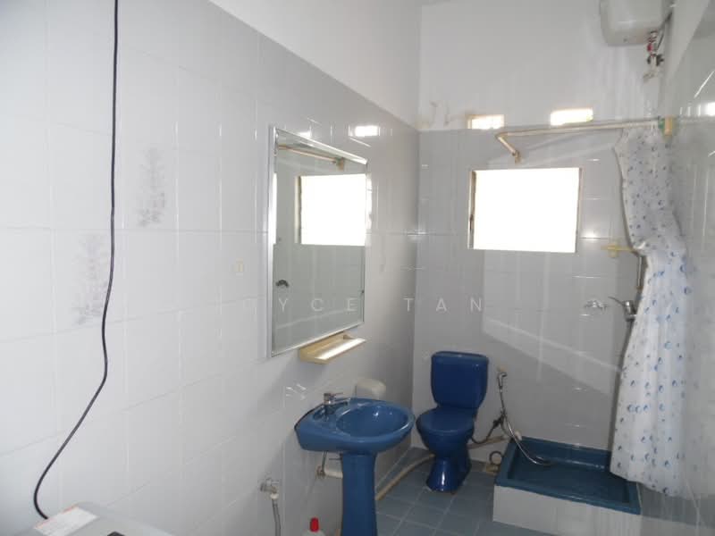 2nd floor for Rent. Looking for single, couple n family with 1/2 small kids., Jalan Tari Serimpi, 2 Bedrooms, 800 sqft, Terraced House For Rent, by Joyce Tan, 23199532 - PropertyGuru.com.sg