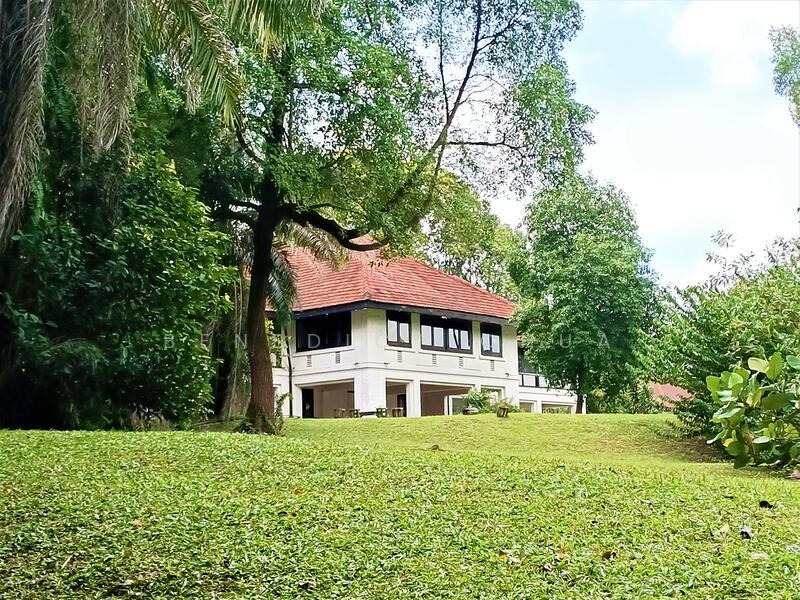 Colonial Black & White Bungalow; King's Avenue / Sembawang Park, 8
