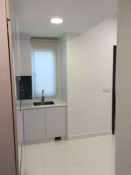 Treasures @ G20, 35 Lorong 20 Geylang, 1 Bedroom, 495 sqft, Condominium For Sale, by Hans Chee, 23212314 - Window in front of wash basin and beside gas stove! - PropertyGuru.com.sg