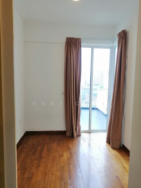 Treasures @ G20, 35 Lorong 20 Geylang, 1 Bedroom, 495 sqft, Condominium For Sale, by Hans Chee, 23212314 - Room with access to balcony and attached bathroom - PropertyGuru.com.sg