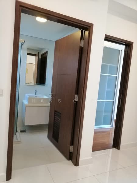 Treasures @ G20, 35 Lorong 20 Geylang, 1 Bedroom, 495 sqft, Condominium For Sale, by Hans Chee, 23212314 - Dual-door bathroom accessible from living and bedroom - PropertyGuru.com.sg