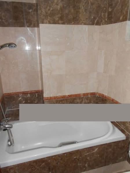 Surrey Court, 12 Surrey Court, 2 Bedrooms, 850 sqft, Condominium For Rent, by Patrick Seah, 23260066 - Master Bedroom ensuite bath - PropertyGuru.com.sg