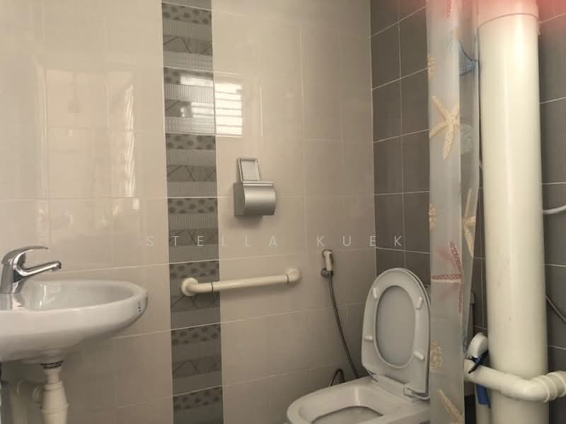 123 Mcnair Road, 123 Mcnair Road, Room Rental, 700 sqft, HDB Flat For Rent, by Stella Kuek, 23261483 - Common Toilet Located In Kitchen - PropertyGuru.com.sg