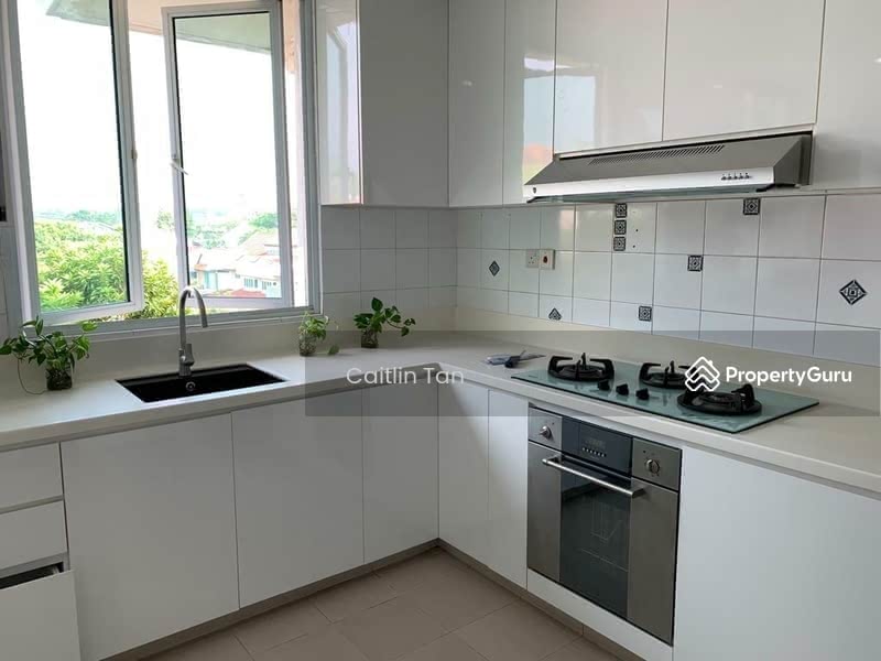 Spacious Bright Kitchen