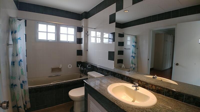 For Rent - Hilltop Charming Bungalow with Pool, Mount Sinai, Vacant, Accessible!