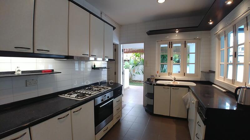 For Rent - Hilltop Charming Bungalow with Pool, Mount Sinai, Vacant, Accessible!