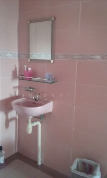 130 Clarence Lane, 130 Clarence Lane, Room Rental, 150 sqft, HDB Flat For Rent, by Shibani Banerjee, 23289487 - Bathroom - PropertyGuru.com.sg