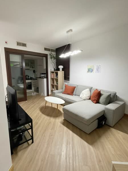 Robertson 100, 100 Robertson Quay, 2 Bedrooms, 936 sqft, Condominium For Rent, by May Wong, 23302002 - Living and entrance to Kitchen - PropertyGuru.com.sg