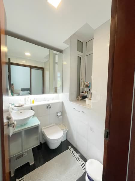 Robertson 100, 100 Robertson Quay, 2 Bedrooms, 936 sqft, Condominium For Rent, by May Wong, 23302002 - Ensuite toilet in Master Bedroom - PropertyGuru.com.sg
