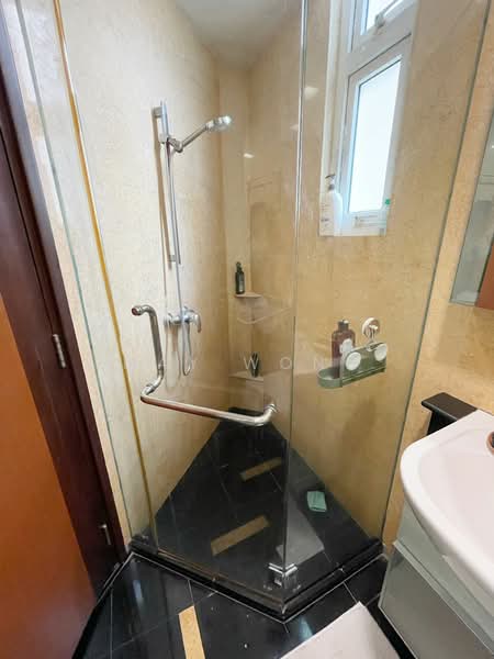Robertson 100, 100 Robertson Quay, 2 Bedrooms, 936 sqft, Condominium For Rent, by May Wong, 23302002 - Shower in Common Toilet - PropertyGuru.com.sg