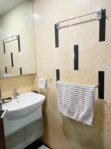 Robertson 100, 100 Robertson Quay, 2 Bedrooms, 936 sqft, Condominium For Rent, by May Wong, 23302002 - Common Bathroom - PropertyGuru.com.sg