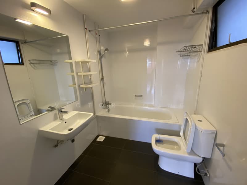 The Cairnhill, 4 Cairnhill Rise, 4 Bedrooms, 2,788 sqft, Condominium For Rent, by Victor Yoong, 23303803 - Master bathroom - PropertyGuru.com.sg