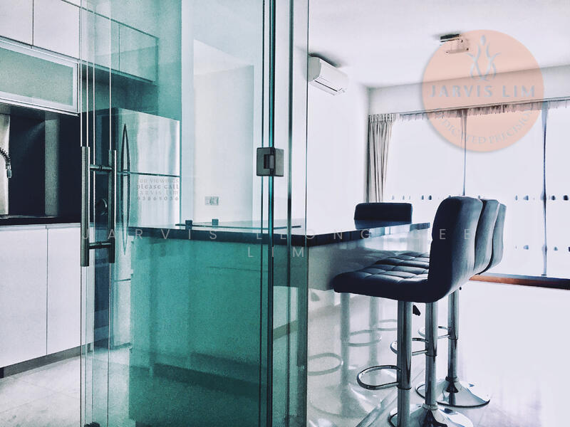 Large Kitchen Island with Enclosable Wet Kitchen