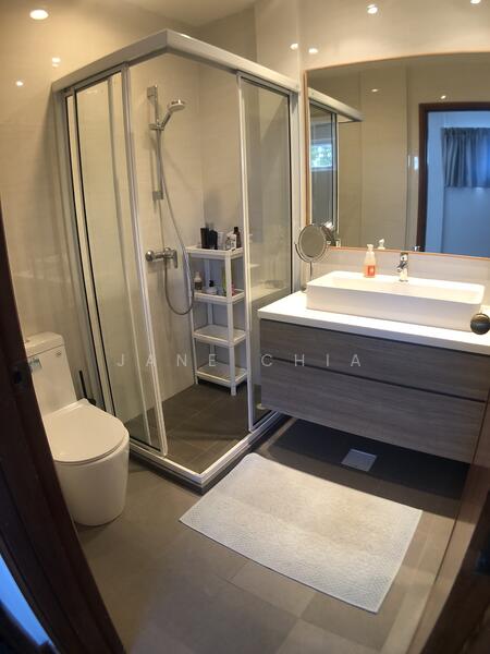 Master bathroom (with long bath)