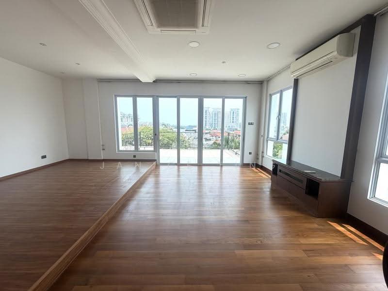 RARE large freehold Hilltop Bungalow ⭐️ Sennett Avenue ⭐️, Sennett Avenue, Bedok / Upper East Coast, 6 Bedrooms, 6,400 sqft, Bungalow House For Sale, by Janice Ting, 23314240 - Living Room - PropertyGuru.com.sg