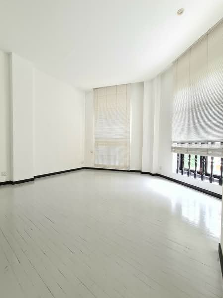 Mount Emily Road, Mount Emily Road, 3 Bedrooms, 2,500 sqft, Shophouse For Rent, by Jeck Ng, 23319268 - 2nd Floor - Bedroom 2 with Attached Bathroom - PropertyGuru.com.sg