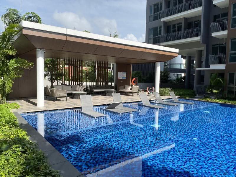 Forest Woods, Hougang / Punggol / Sengkang, 2 Bedrooms, 659 sqft, Condominium For Rent, by Marilyn Yee, 23334567 - Shallow pool deck and aqua lounge at the back - PropertyGuru.com.sg