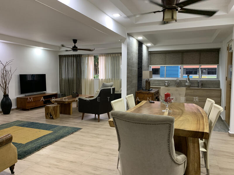 Spacious living / dining / entrance 