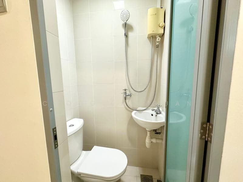 Park Infinia at Wee Nam, 2 Lincoln Road, Newton / Novena, 3 Bedrooms, 1,464 sqft, Condominium For Rent, by Chong Lay Guan, 23352650 - Helper's bathroom - PropertyGuru.com.sg