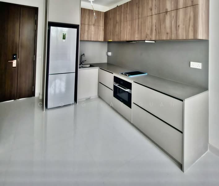 Parksuites, 18 Holland Grove Road, 1 Bedroom, 592 sqft, Condominium For Sale, by Chong Lay Guan, 23365434 - Fully-fitted kitchen with ample storage space - PropertyGuru.com.sg