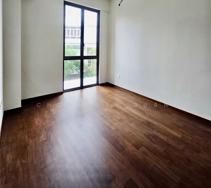 Parksuites, 18 Holland Grove Road, 1 Bedroom, 592 sqft, Condominium For Sale, by Chong Lay Guan, 23365434 - Master bedroom with full-length windows - PropertyGuru.com.sg
