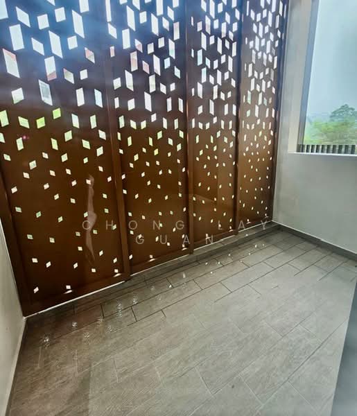 Parksuites, 18 Holland Grove Road, 1 Bedroom, 592 sqft, Condominium For Sale, by Chong Lay Guan, 23365434 - Sheltered balcony with sliding panels - PropertyGuru.com.sg