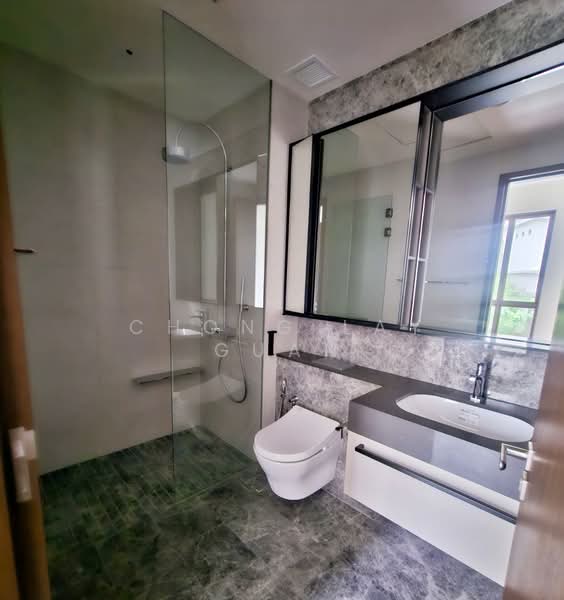 Parksuites, 18 Holland Grove Road, 1 Bedroom, 592 sqft, Condominium For Sale, by Chong Lay Guan, 23365434 - Ensuite bathroom - PropertyGuru.com.sg