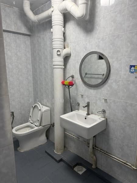 443 Jurong West Avenue 1, 443 Jurong West Avenue 1, Boon Lay / Jurong / Tuas, 3 Bedrooms, 1,119 sqft, HDB Flat For Rent, by Jeremy Tan, 23368126 - Bathroom - PropertyGuru.com.sg
