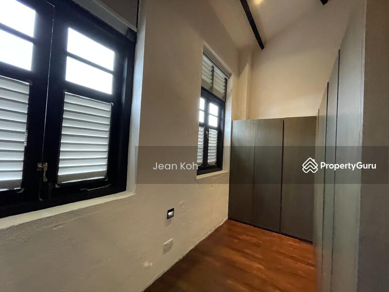 Master Walk in wardrobe