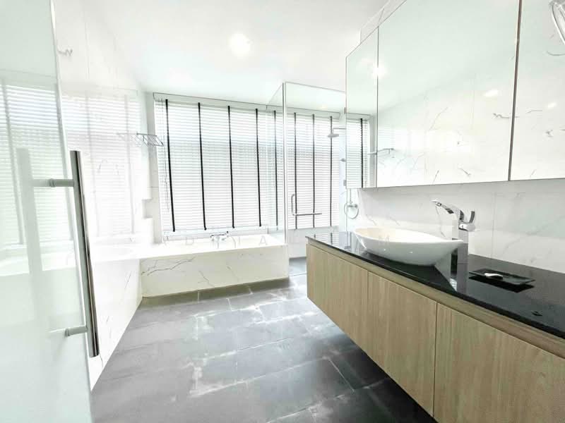 25 Faber Heights, Faber Heights, 5 Bedrooms, 4,000 sqft, Semi-Detached House For Rent, by Adrian Lim, 23382993 - Master Toilet View 1 - PropertyGuru.com.sg