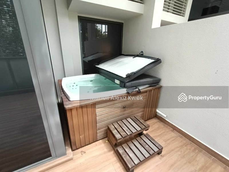 Private Jacuzzi. For a little alone time, family cosy time or for a wild BBQ party.