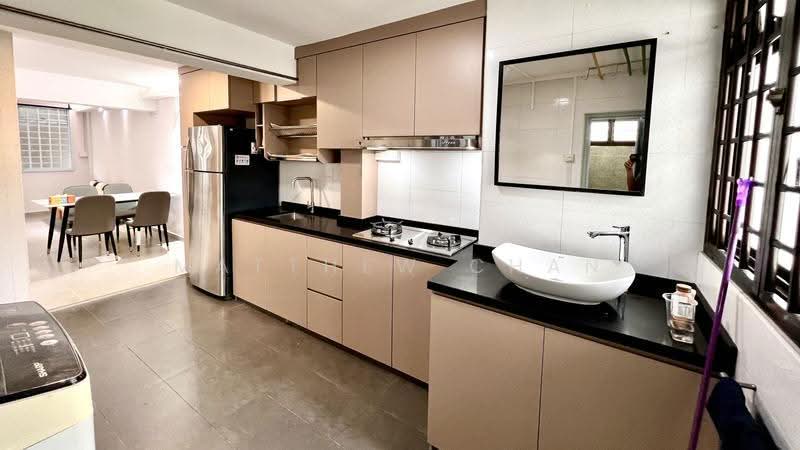 Renovated kitchen w ample storage!