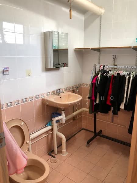 2 Teck Whye Avenue, 2 Teck Whye Avenue, 2 Bedrooms, 797 sqft, HDB Flat For Rent, by Catherine Ho Mei Yoke, 23416775 - Common bathroom - PropertyGuru.com.sg