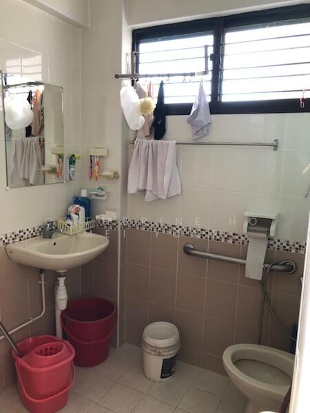 2 Teck Whye Avenue, 2 Teck Whye Avenue, 2 Bedrooms, 797 sqft, HDB Flat For Rent, by Catherine Ho Mei Yoke, 23416775 - Common bathroom - PropertyGuru.com.sg