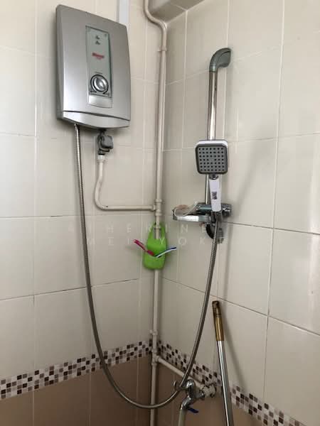 2 Teck Whye Avenue, 2 Teck Whye Avenue, 2 Bedrooms, 797 sqft, HDB Flat For Rent, by Catherine Ho Mei Yoke, 23416775 - Common bathroom - PropertyGuru.com.sg