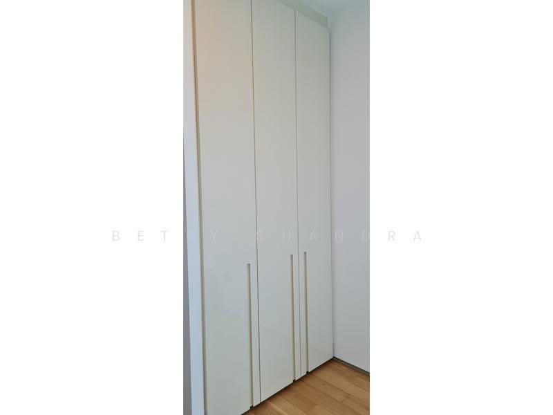 Skysuites @ Anson, 8 Enggor Street, Chinatown / Tanjong Pagar, 2 Bedrooms, 667 sqft, Condominium For Rent, by Betty Chandra, 23438019 - Floor to ceiling 3 door wardrobe with internal drawers - PropertyGuru.com.sg