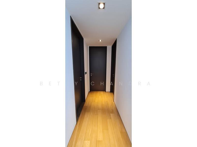 Skysuites @ Anson, 8 Enggor Street, Chinatown / Tanjong Pagar, 2 Bedrooms, 667 sqft, Condominium For Rent, by Betty Chandra, 23438019 - Corridor to common bathroom and the 2 bedrooms - PropertyGuru.com.sg