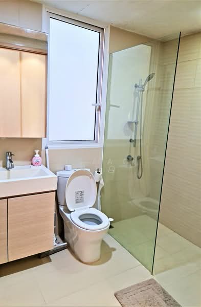 The Tampines Trilliant, 31 Tampines Central 7, 3 Bedrooms, 1,000 sqft, Executive Condominium For Sale, by Isaac Neo, 23440770 - Master Bedroom Toilet - PropertyGuru.com.sg
