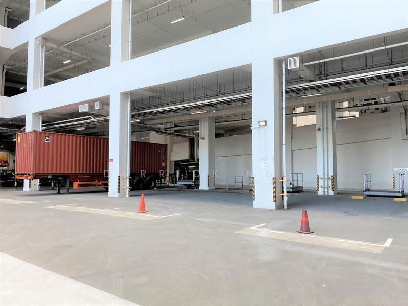 40 ft container loading bays at ground floor