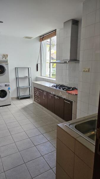 Nice functional Yard Area with helper ‘S room 