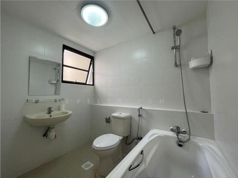 Pinewood Gardens, 23 Balmoral Park, Tanglin / Holland / Bukit Timah, 3 Bedrooms, 1,259 sqft, Condominium For Rent, by Evelyn Loh, 23450931 - PropertyGuru.com.sg